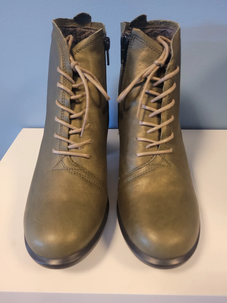 Women's Green Boots (Size 6) - NEW!!!