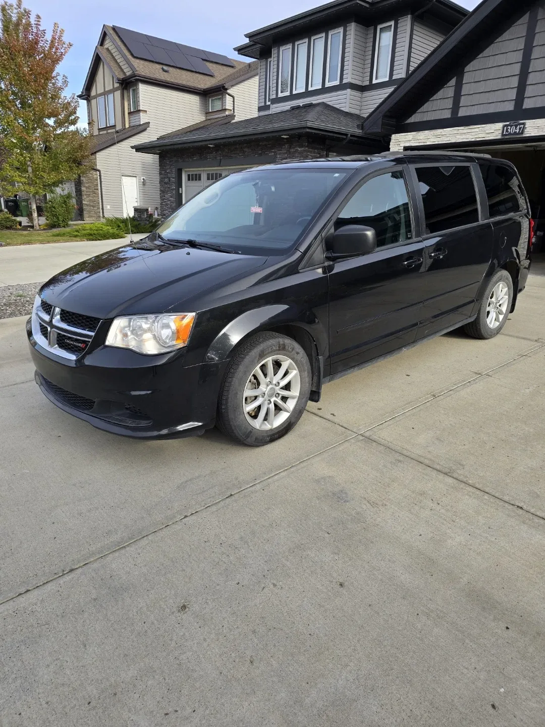 Black Dodge Grand Caravan image indicator(2)