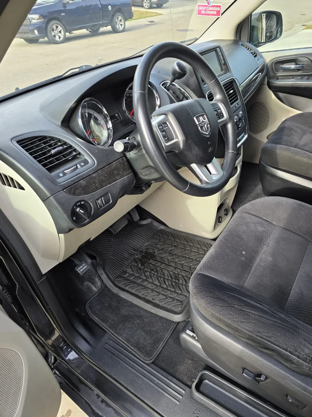 Black Dodge Grand Caravan image indicator(4)