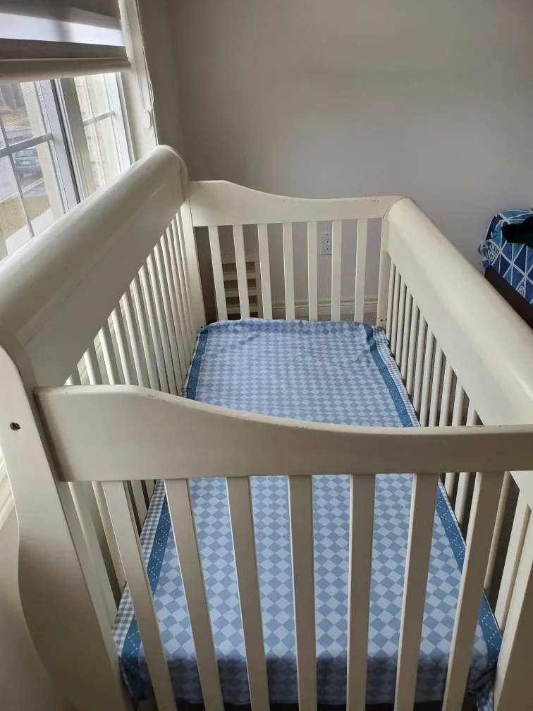 White Baby Crib image indicator(2)