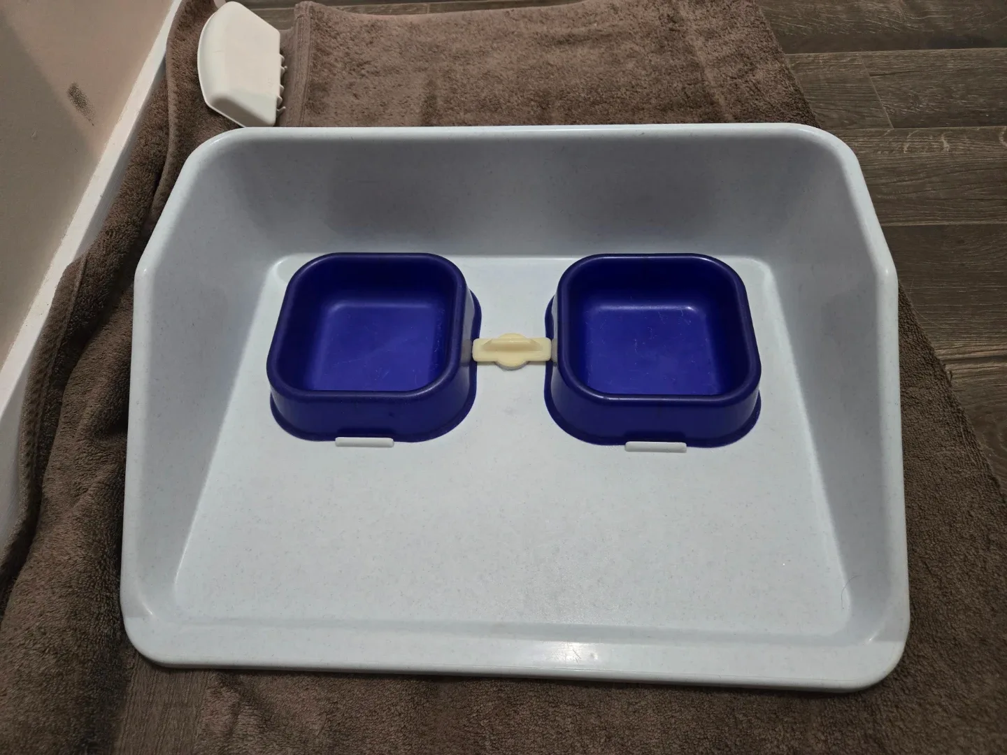 Pet Feeding Tray with Bowls image indicator(2)