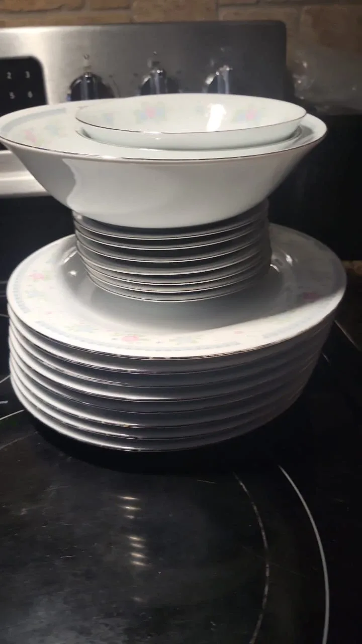 Floral Dinnerware Set - Plates & Bowls image indicator(2)