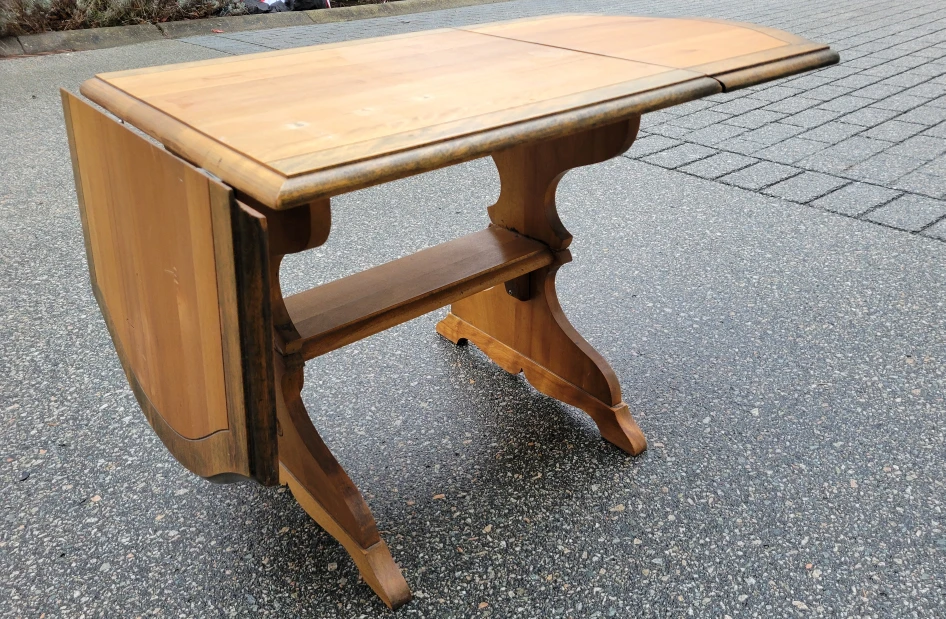 Very Nice, Very Vintage Wooden Drop Leaf Coffee Table. - photo 3