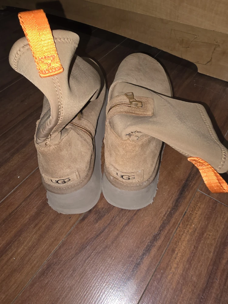 UGG Platform Boots, Size 8 - photo 5