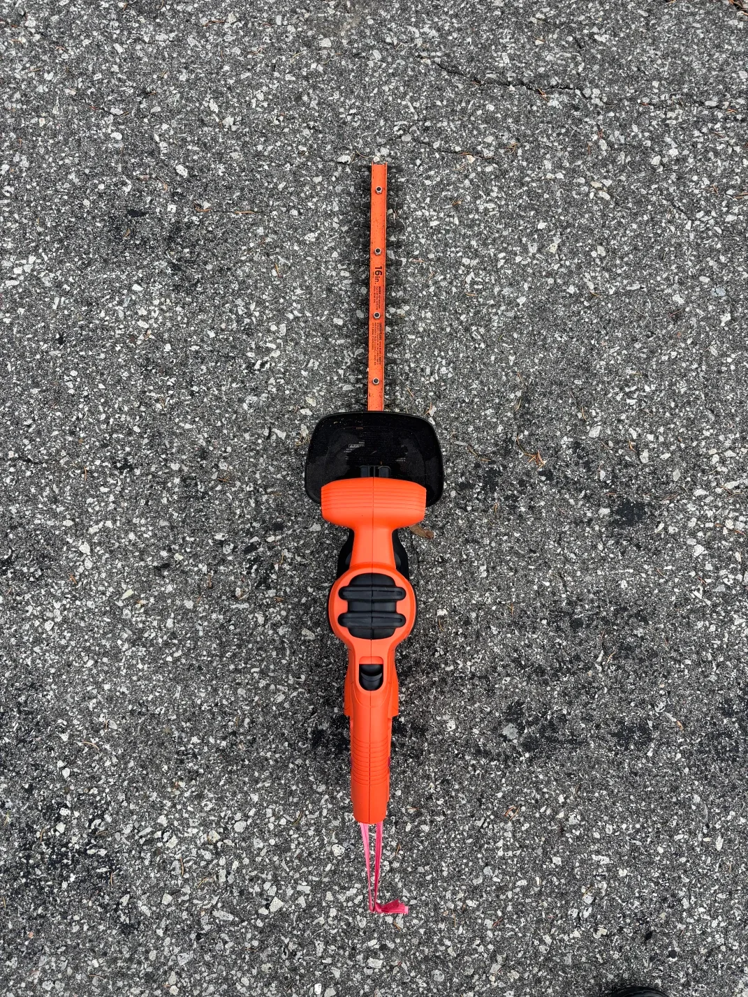 Black+Decker 16-in. Hedge Trimmer image indicator(2)