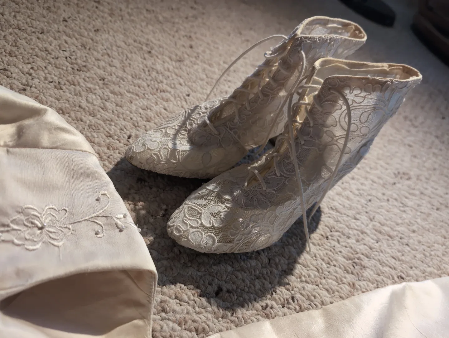 De Stafford 100% Silk Wedding Dress image indicator(3)