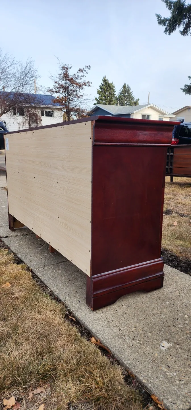 Mahogany Dresser with Mirror - 62x18x32" image indicator(9)