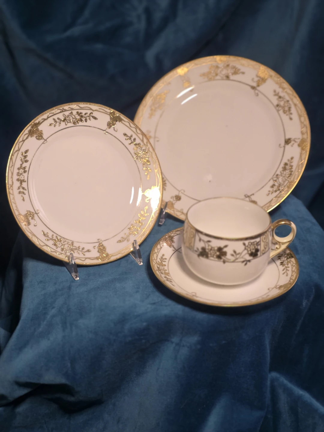 1920's Antique White & Gold China Set - photo 2