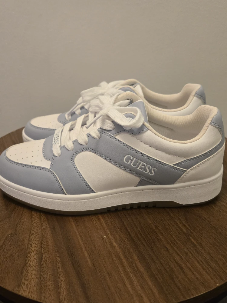 Guess Sneakers Size 7.5 - photo 3