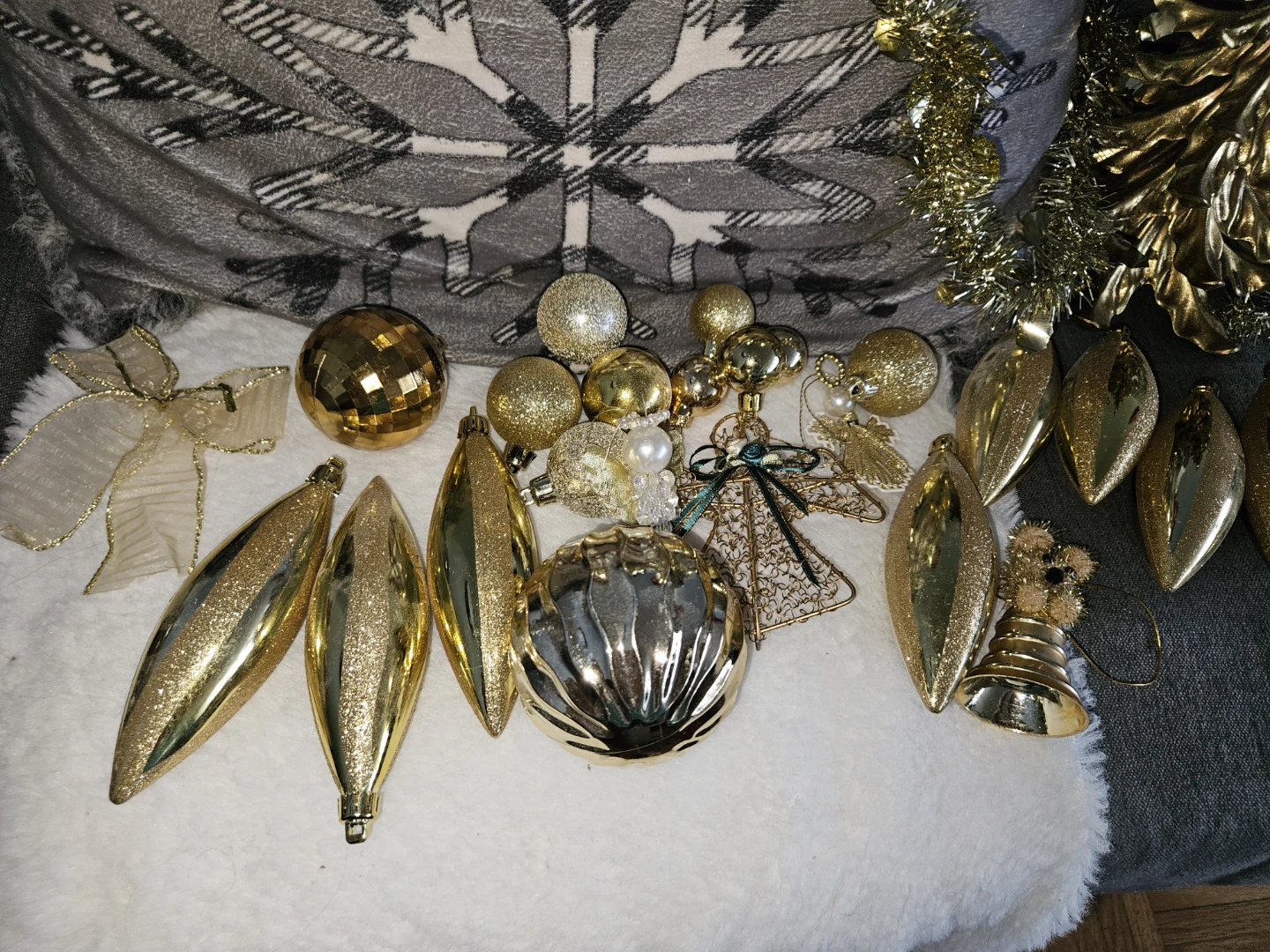 Gold Christmas Decorations & Metal Sleigh Basket - photo 3