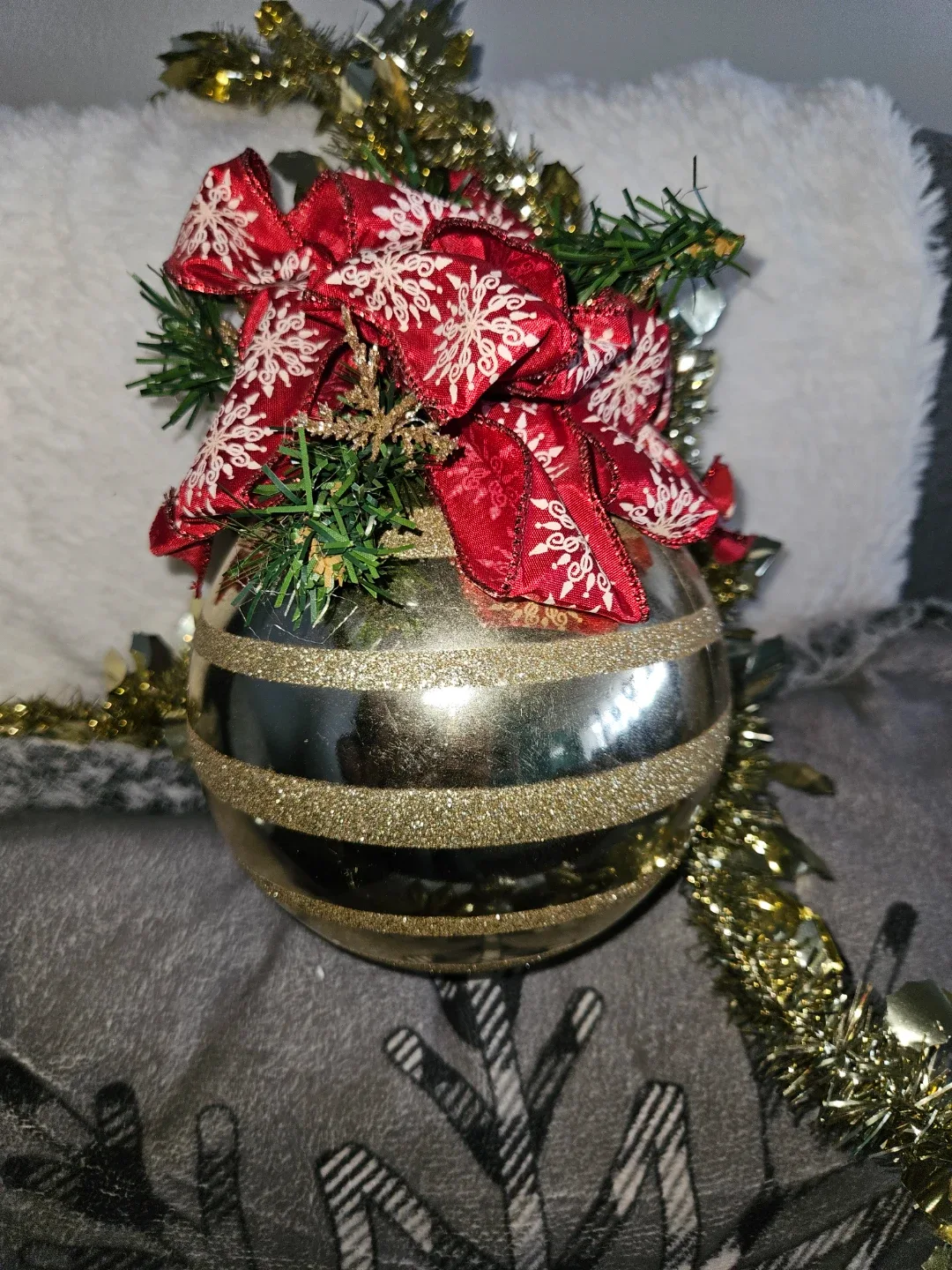 Gold Christmas Decorations & Metal Sleigh Basket image indicator(4)