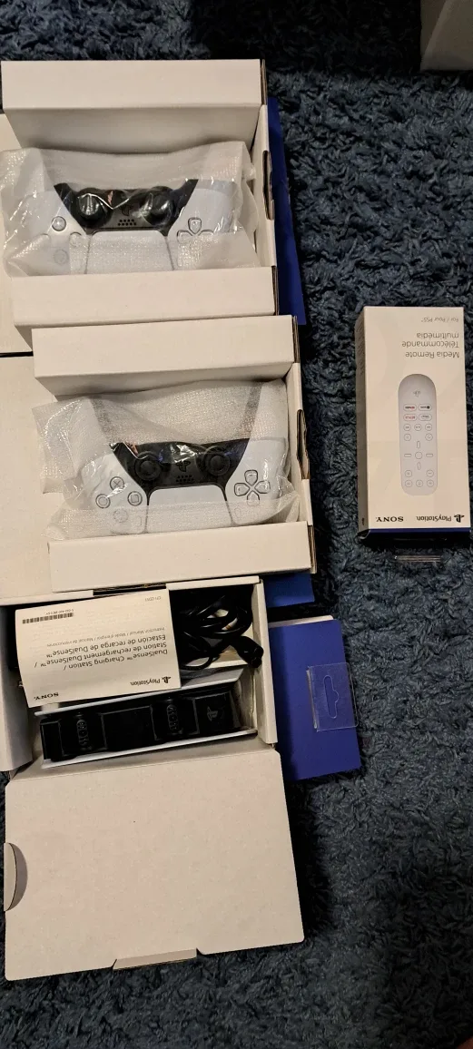 Great Christmas PS 5 with all accessories image indicator(5)