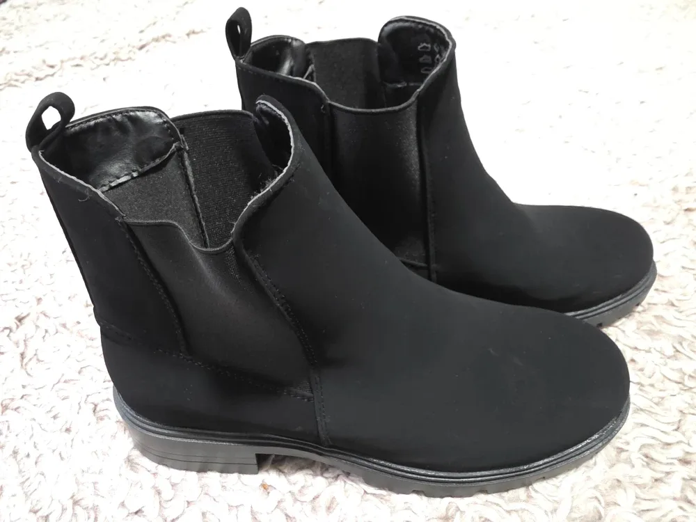 Assorted Women's Boots image indicator(4)