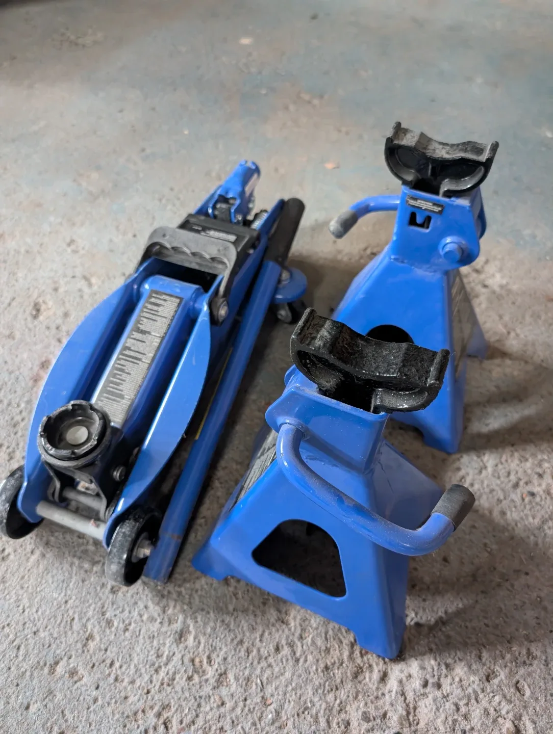 Blue Hydraulic Floor Jack & Axle Stands image indicator(2)