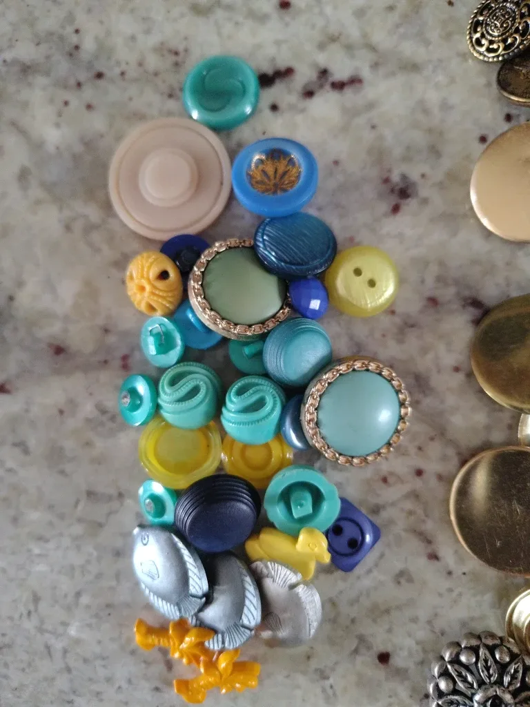 ✨Lot-Vintage Button Collection – Rare, Hard to Find✨ image indicator(2)