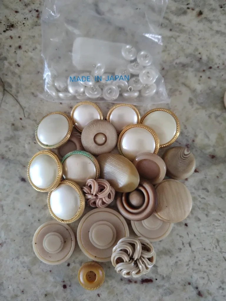 ✨Lot-Vintage Button Collection – Rare, Hard to Find✨ image indicator(3)