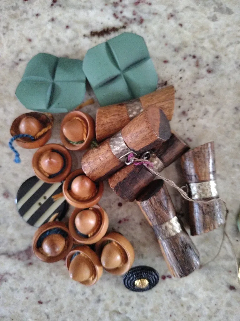 ✨Lot-Vintage Button Collection – Rare, Hard to Find✨ image indicator(4)