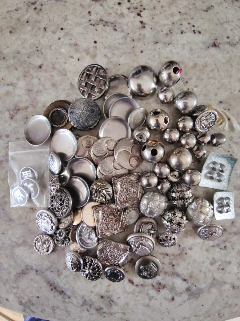 ✨Lot-Vintage Button Collection – Rare, Hard to Find✨ image indicator(5)