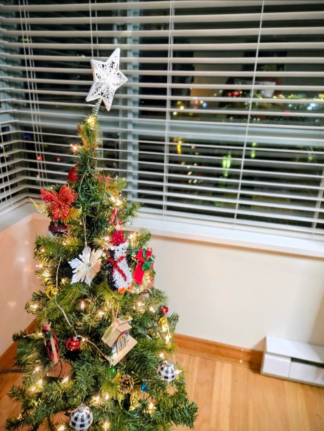 Christmas Tree pre-lit 4'