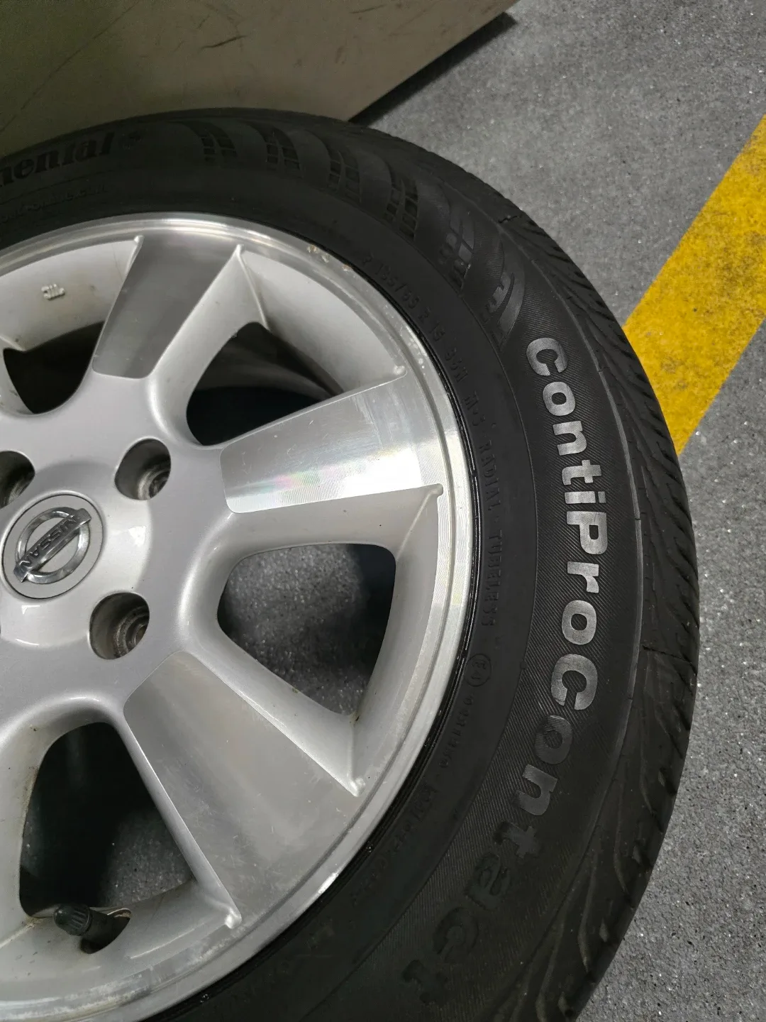 Nissan Wheel with Continental Tire 185/65R15 image indicator(3)