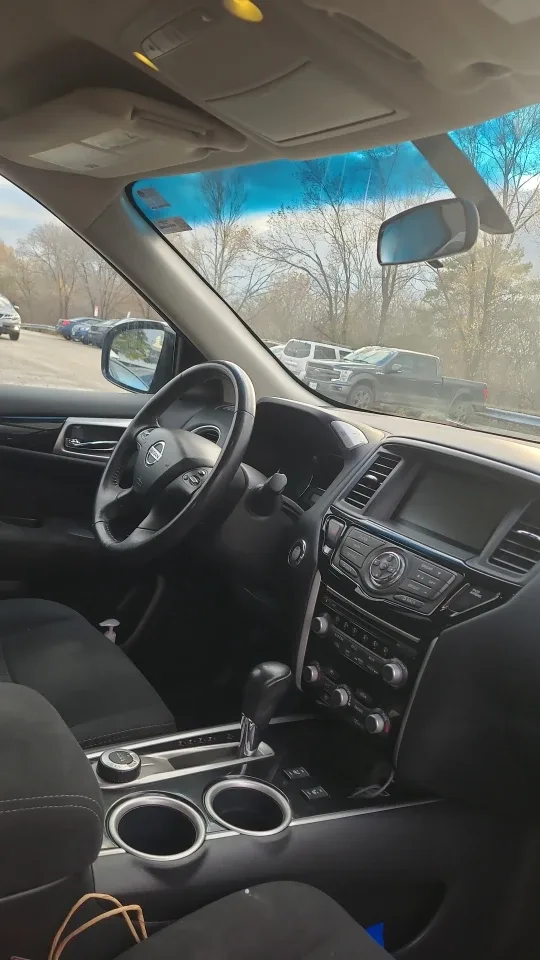 Nissan Pathfinder SUV s image indicator(4)