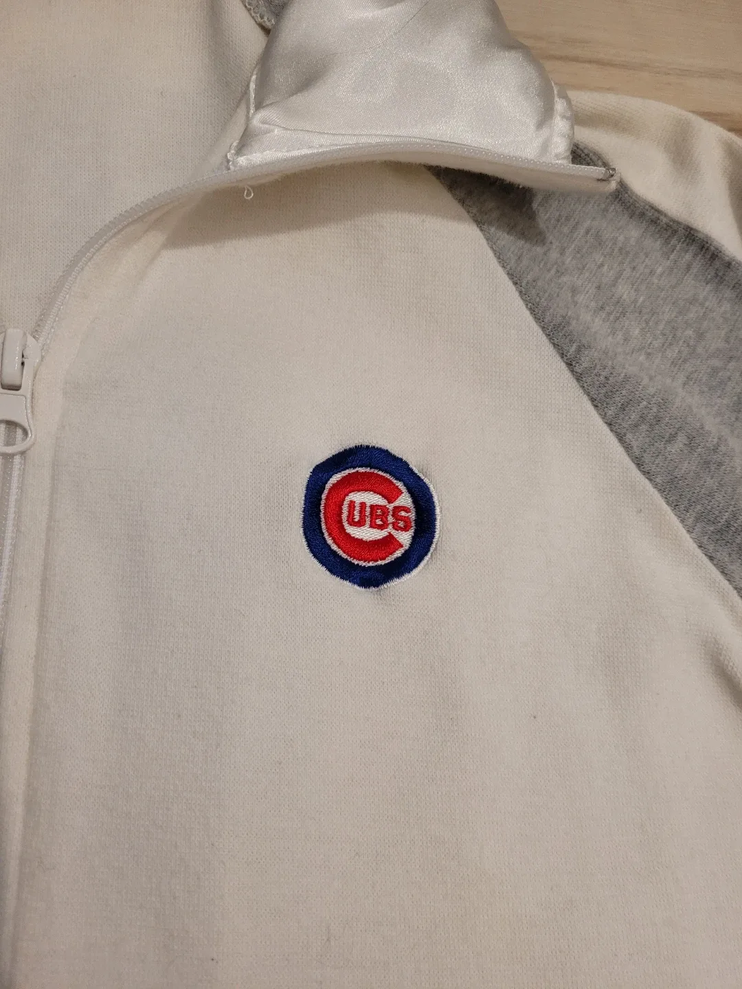 Antigua Women's Chicago Cubs Sweatshirt Size S image indicator(2)