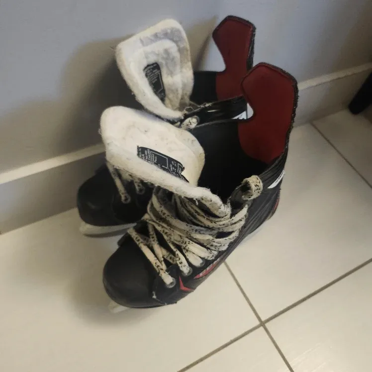 CCM RBZ Ice Hockey Skates - Youth Size 2 image indicator(2)