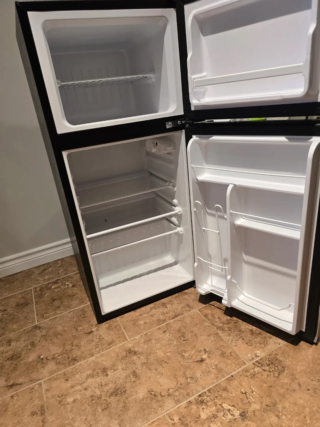 Refrigerator Stainless Steel Frigidaire 4.8 cubic liters image indicator(2)