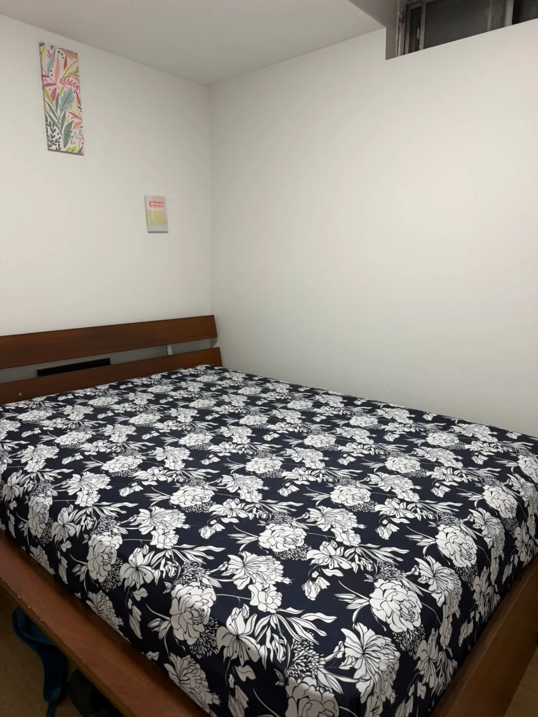 Queen size Sealy Mattress - Like New! image indicator(2)