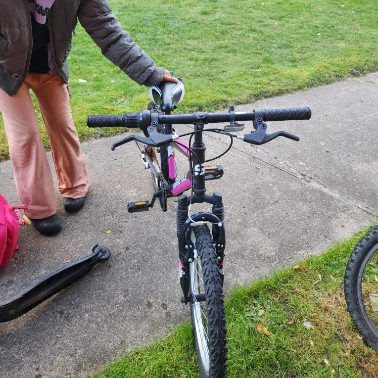 Supercycle Impulse Kids Bike - Pink & Black image indicator(2)