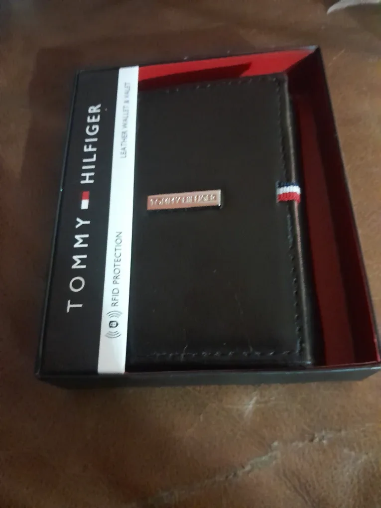 Tommy Hilfiger Leather Wallet with RFID Protection image indicator(4)