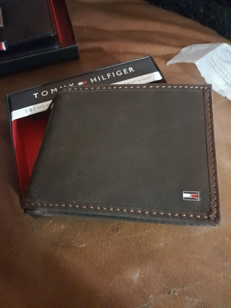 Tommy Hilfiger Leather Wallet with RFID Protection image indicator(5)