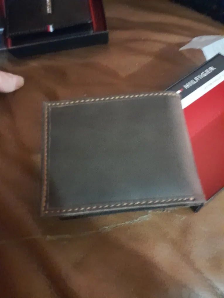 Tommy Hilfiger Leather Wallet with RFID Protection image indicator(7)