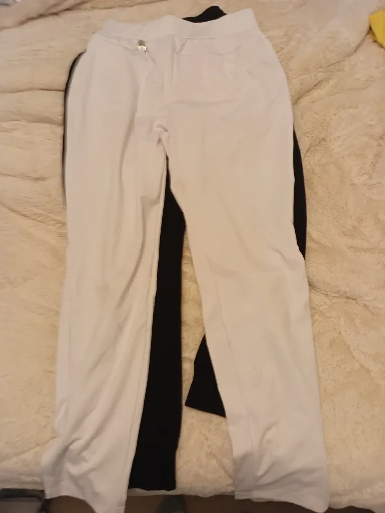 White Pants image indicator(3)