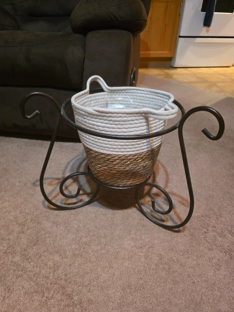 Woven plant Basket with Metal Stand