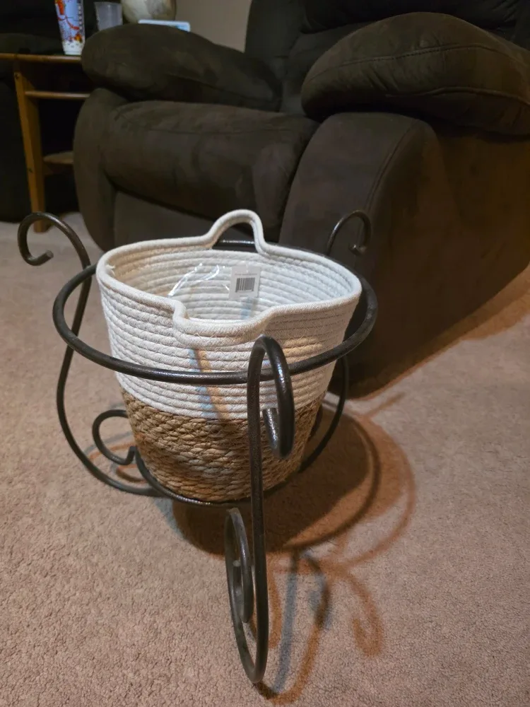 Woven plant Basket with Metal Stand image indicator(2)