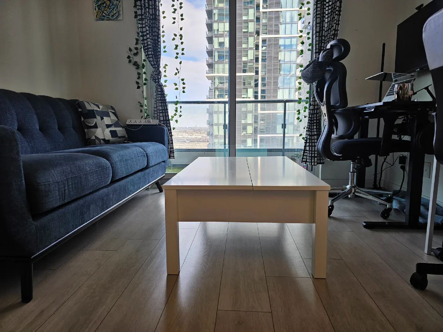 White Lift-Top Coffee Table image indicator(3)