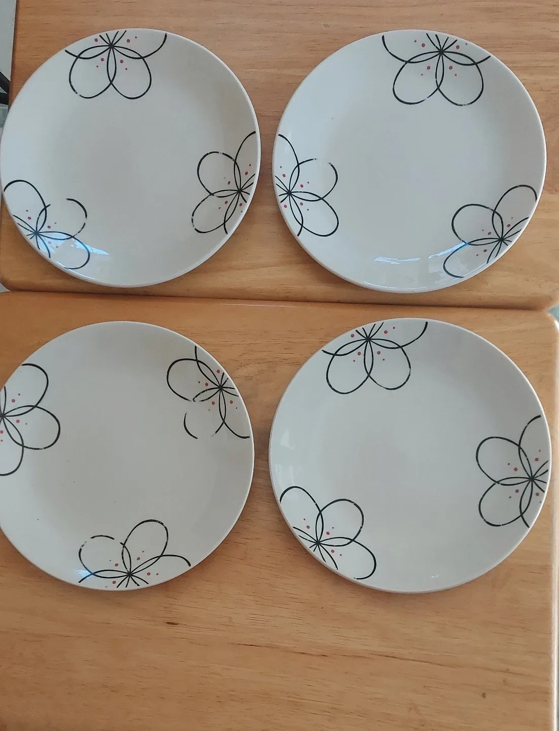 Mugs and Plates Set with Floral Design image indicator(3)