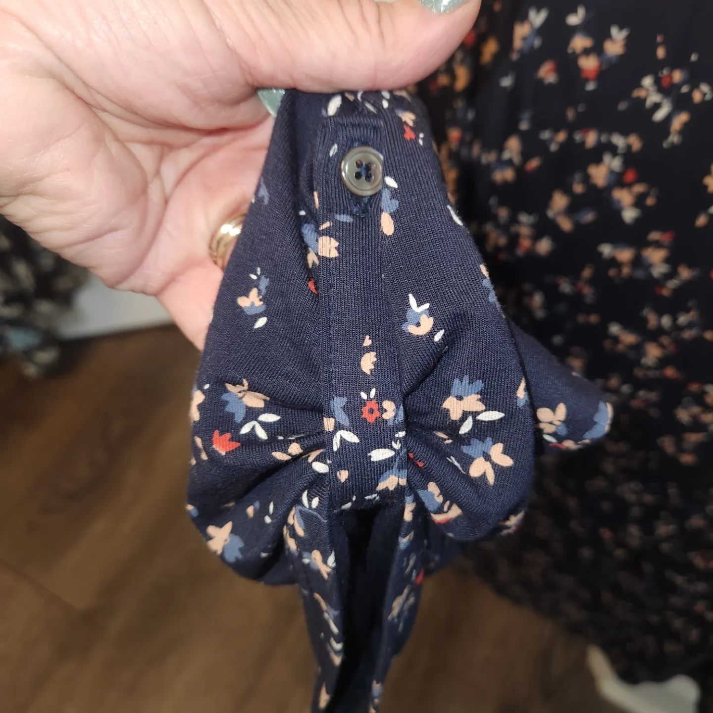 Denver Hayes Floral Blouse - Size L image indicator(3)