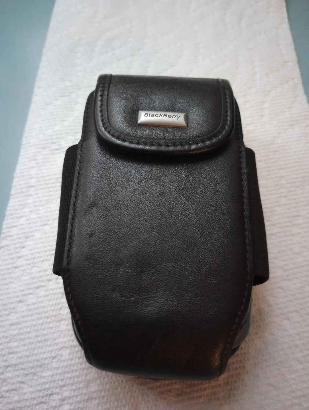 BlackBerry Torch 9800 with leather case image indicator(8)