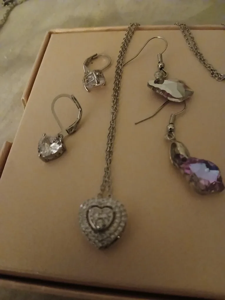 Necklace and Earring Set image indicator(5)