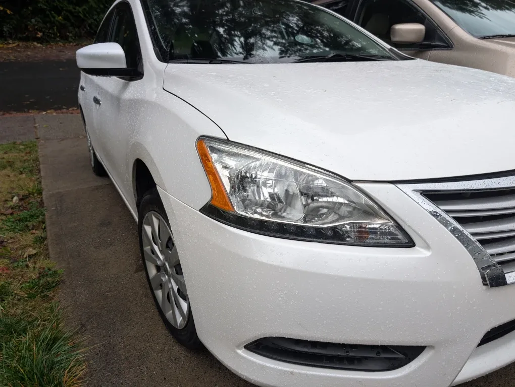 Nissan Sentra - White Sedan image indicator(2)