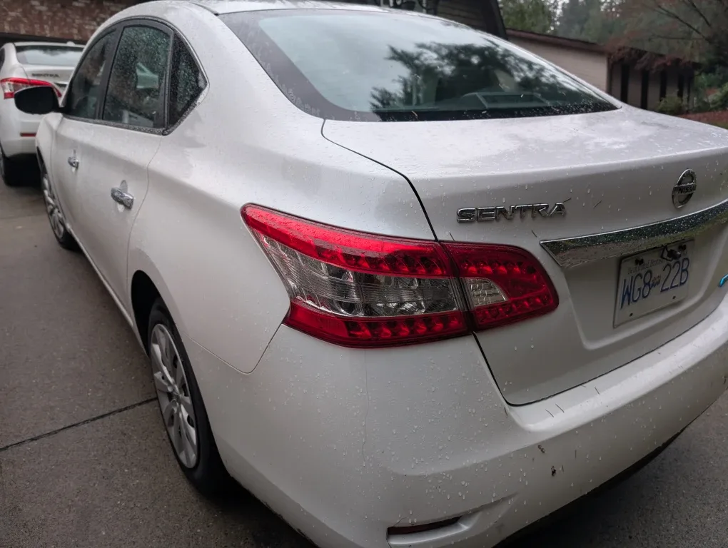 Nissan Sentra - White Sedan image indicator(4)