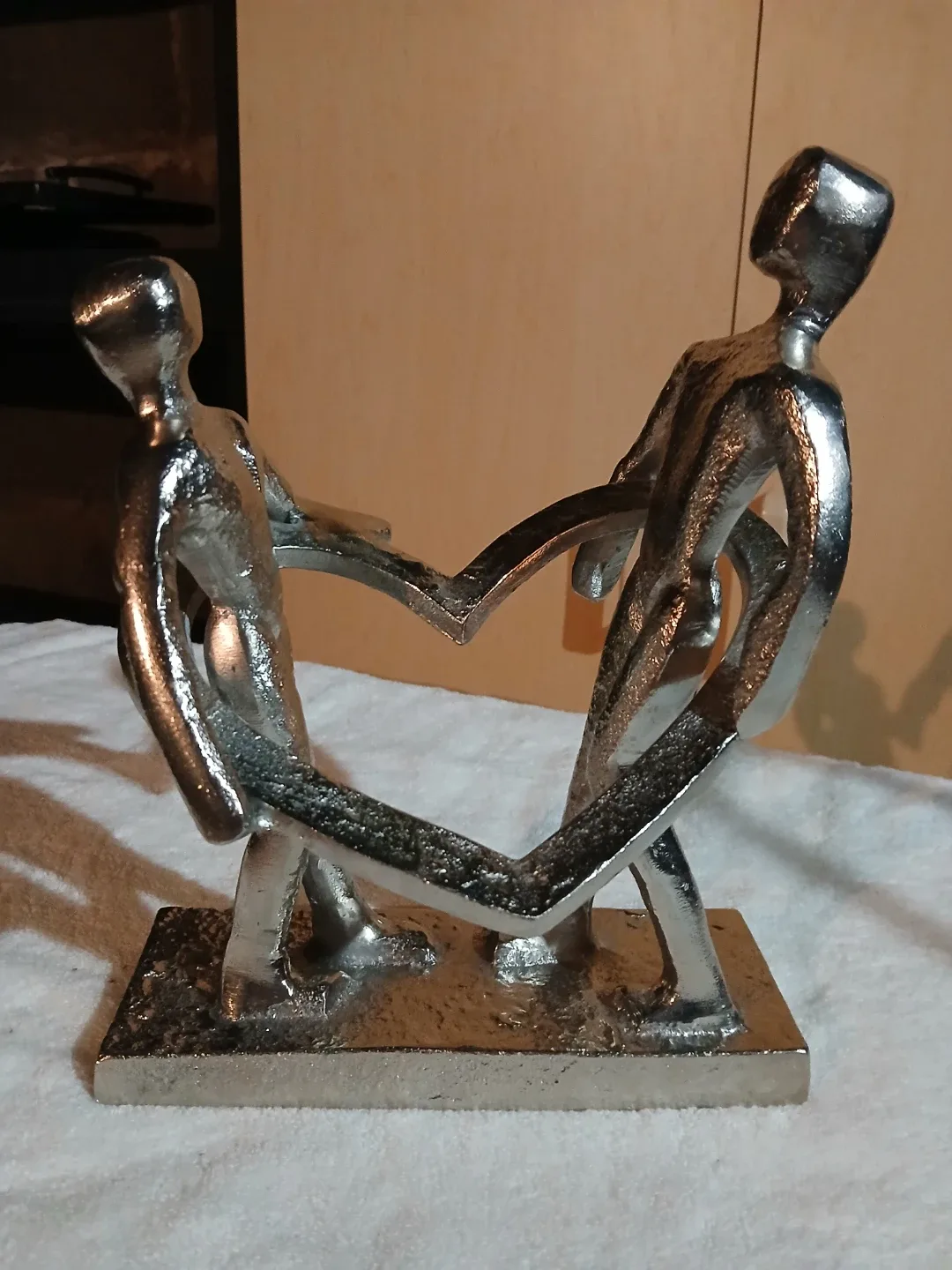 Metal Sculpture - People Holding Heart thumbnail