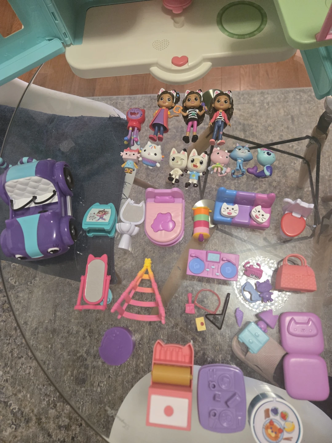 Gabby's Dollhouse Playset with Figures & Accessories - photo 2
