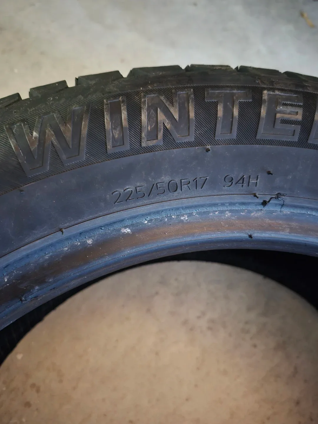 Motomaster Winter Tire 225/50R17 image indicator(2)