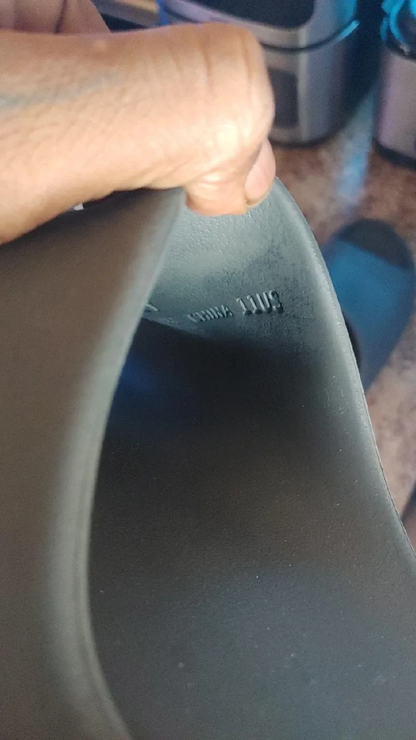 size 11 yeezy slides image indicator(4)