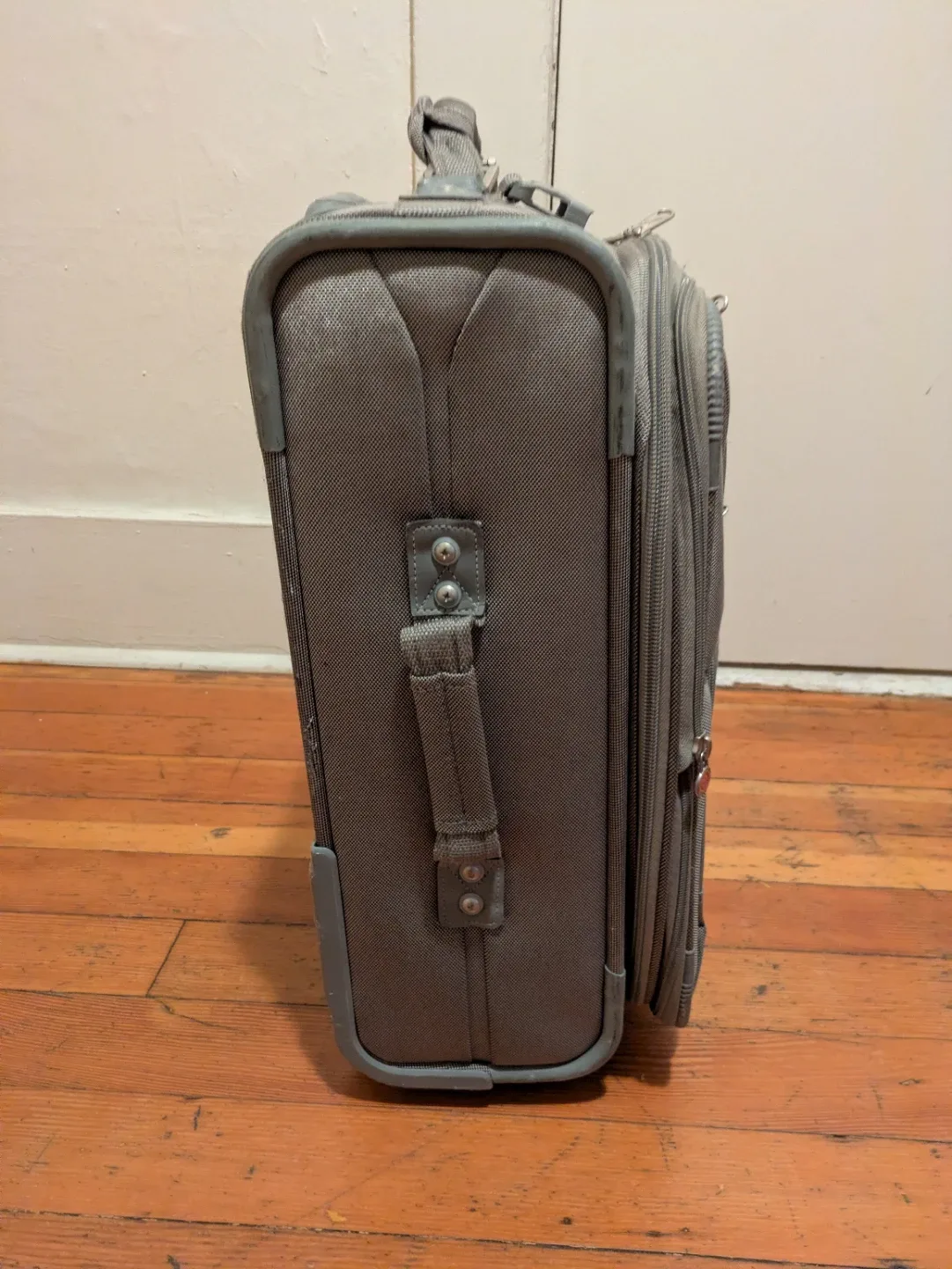 Delsey Grey Rolling Carry-On Suitcase Set image indicator(5)
