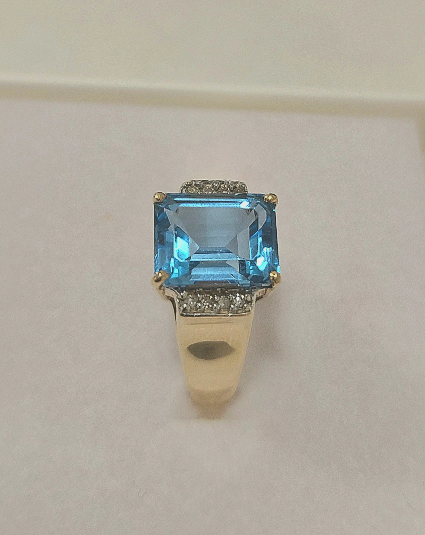 Gorgeous 10KT Yellow Gold Natural  Blue Topaz Diamond Ring