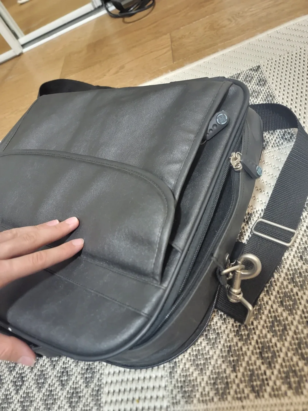 Black Leather Laptop Bag image indicator(9)